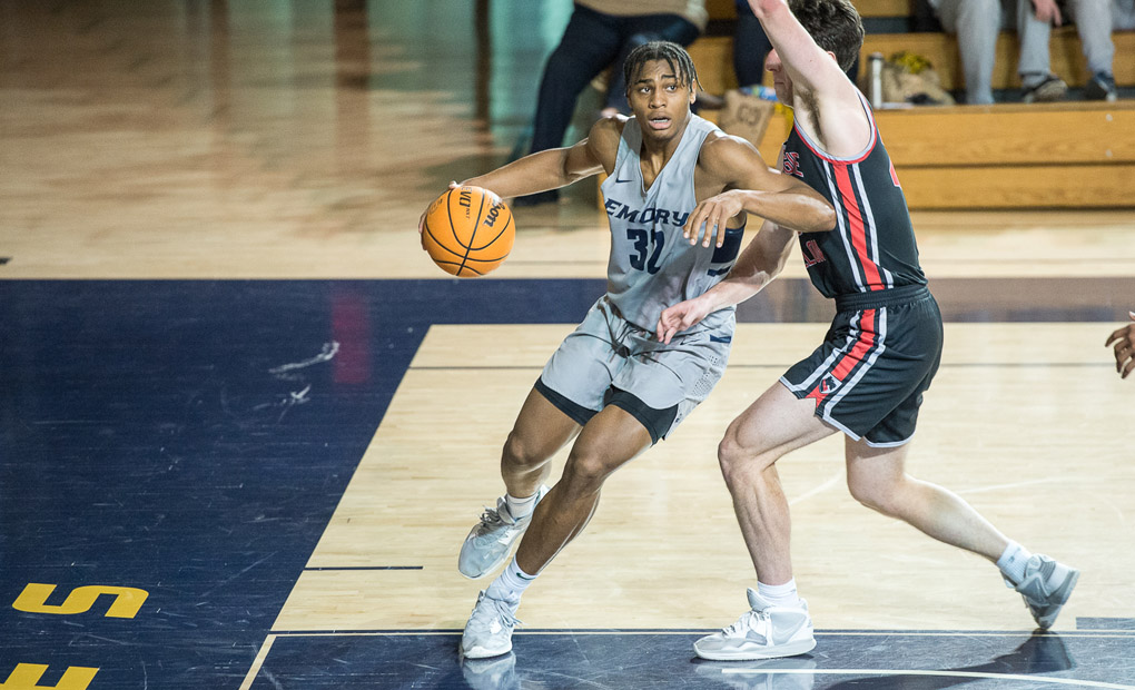 Men's Basketball Uses Second Half Comeback to Defeat UChicago, 77-70