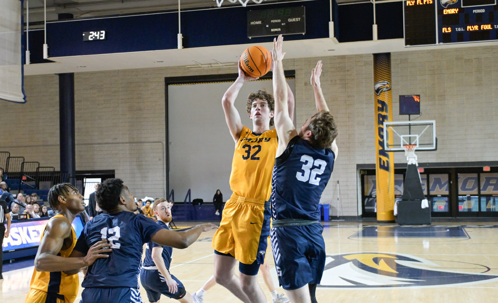Men's Basketball Earns First UAA Win with 84-72 Victory at Chicago