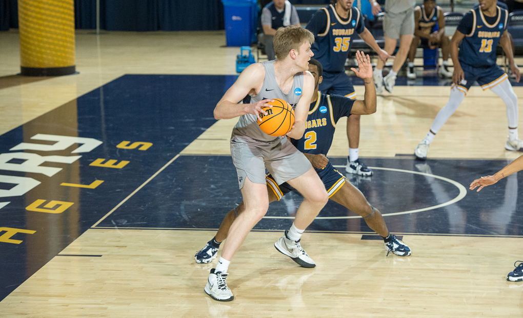 Men's Basketball Fends Off Upset-Minded Averett, 65-60, in NCAA First Round