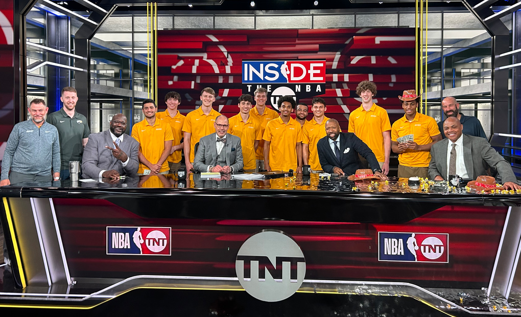 Men's Basketball Visits TNT Studios