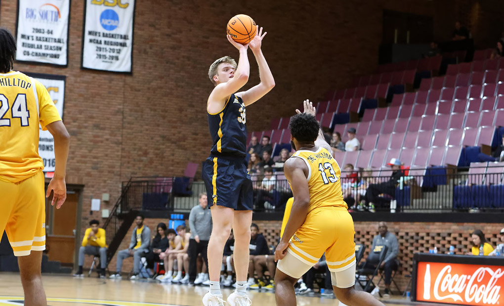 Martens Drops Career-High 29 Points to Lead Eagles to Road Rout Over BSC
