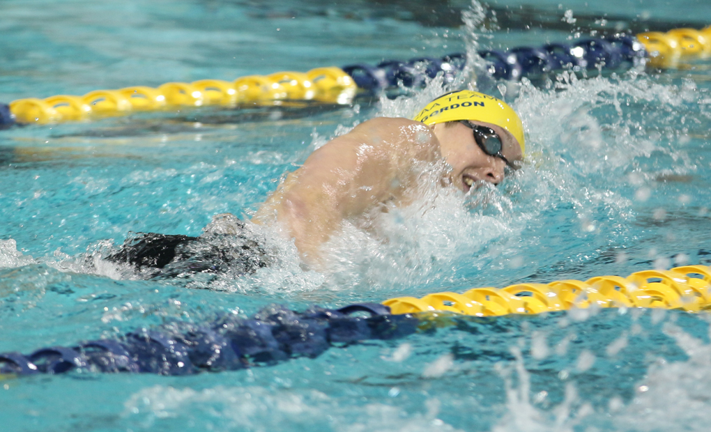 Men's Swimming & Diving Opens Season with 186-102 Win Over BSC