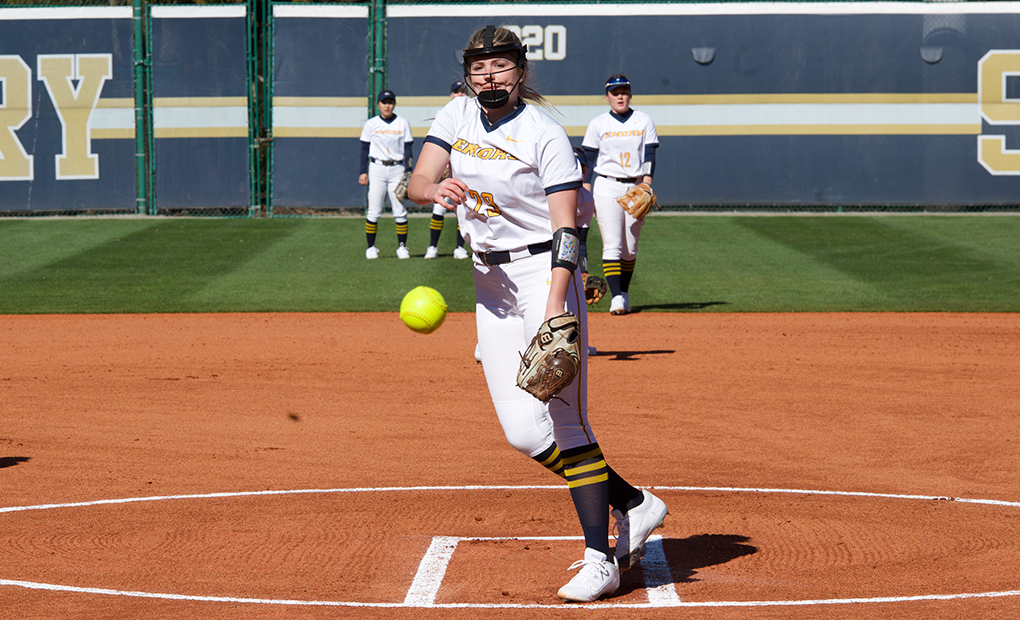 Softball Splits Doubleheader with WashU on Saturday Afternoon