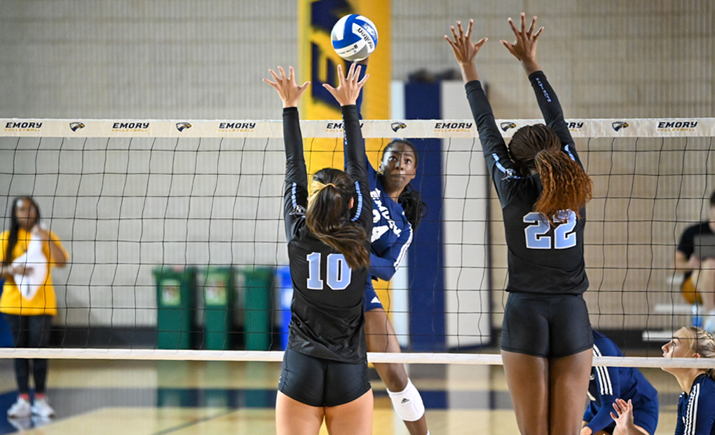 Volleyball Splits Matches with #7 Johns Hopkins & #1 CMS to Close Out East-West Classic