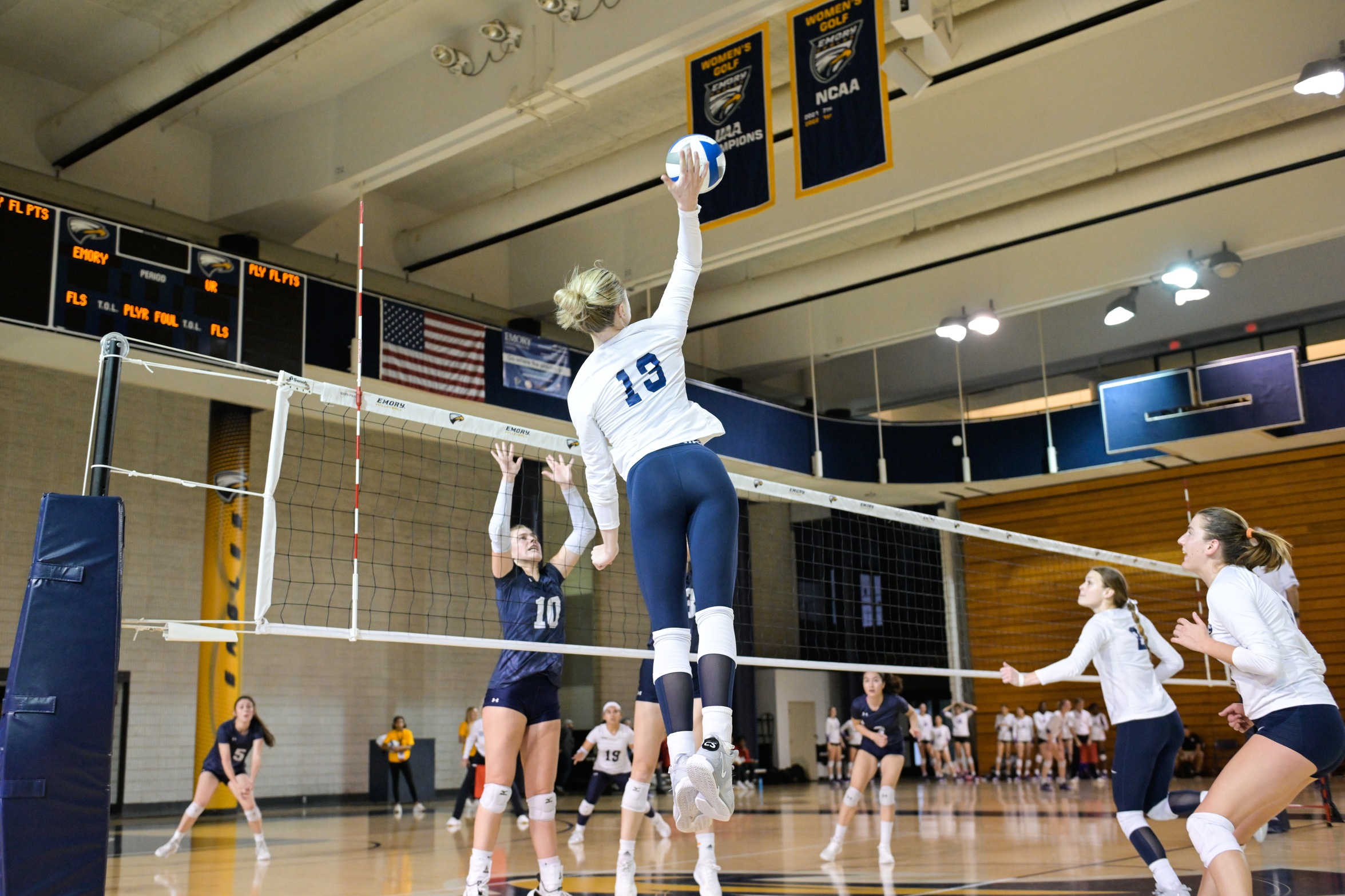 Volleyball Advances to UAA Championship Match with Wins against Rochester, Chicago